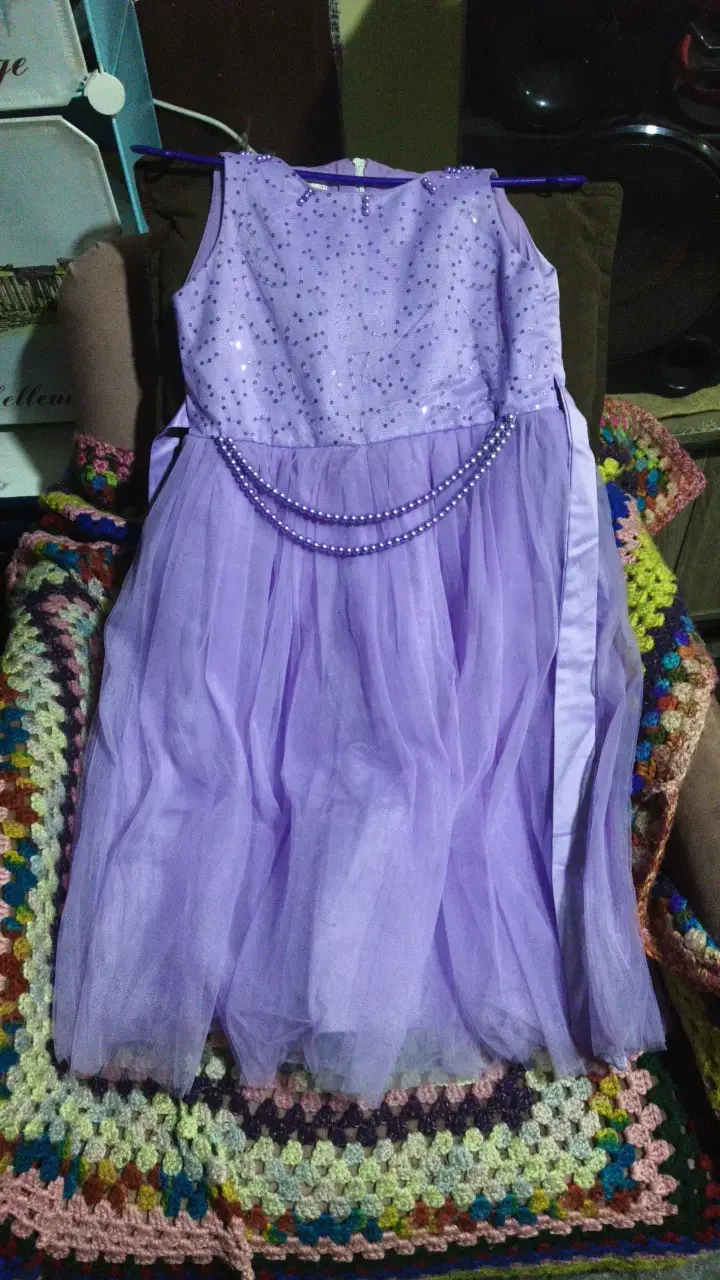 Vestido de fiesta infantil lila con lentejuelas - 1