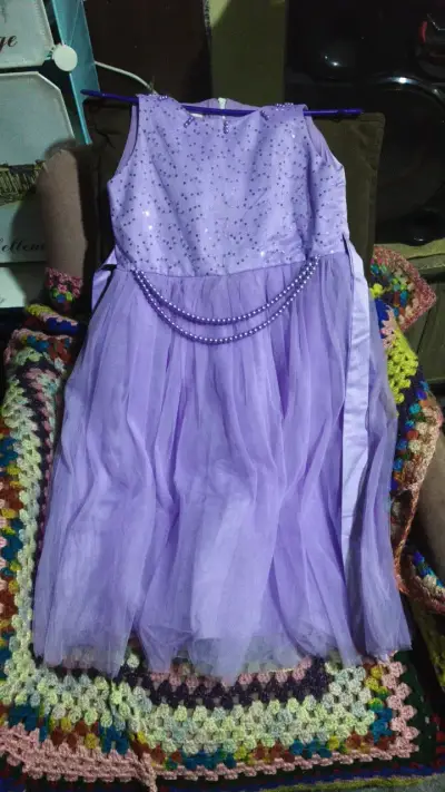 Vestido de fiesta infantil lila con lentejuelas - miniatura 1