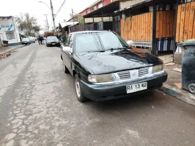 Auto sedán negro en buen estado - miniatura 1