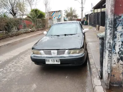 Auto sedán negro en buen estado - miniatura 2