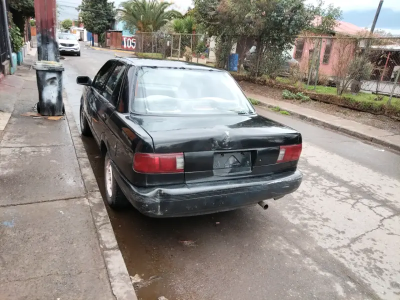 Auto sedán negro en buen estado - 3