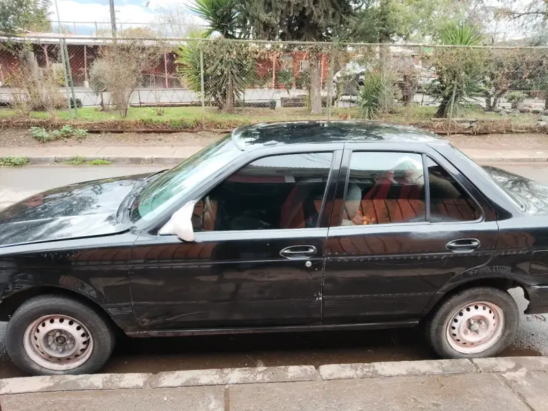 Auto sedán negro en buen estado - 4