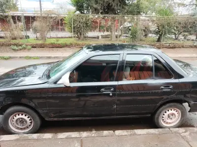 Auto sedán negro en buen estado - miniatura 4
