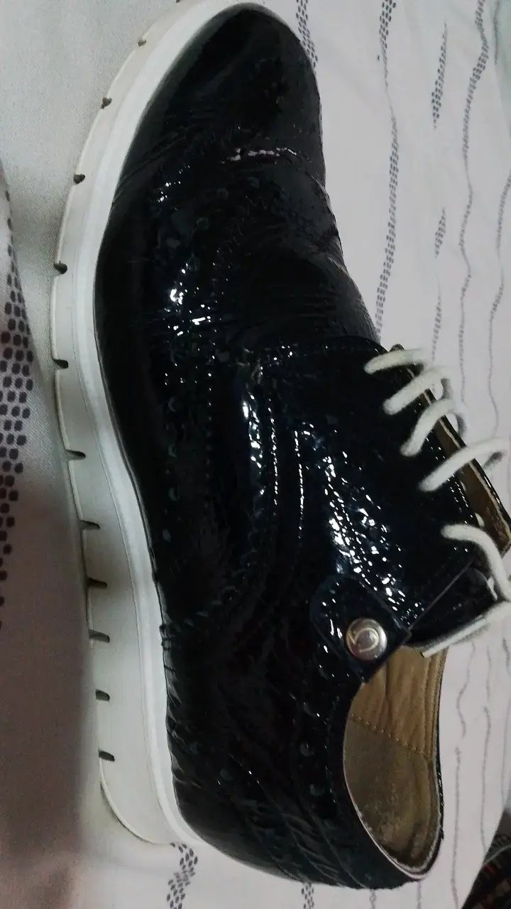 Zapato de charol negro con cordones blancos - 1