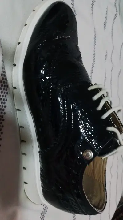 Zapato de charol negro con cordones blancos - miniatura 1
