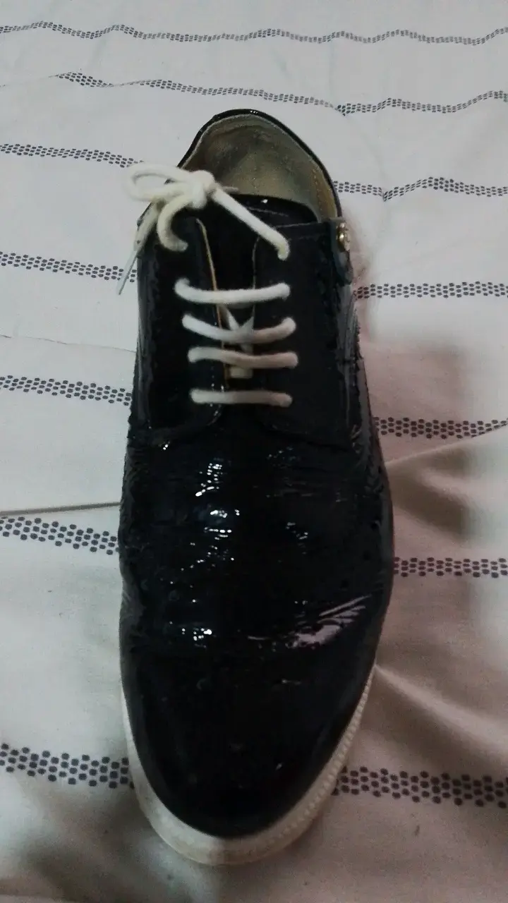 Zapato de charol negro con cordones blancos - 2