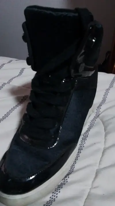 Zapatillas negras Guess de cuero y gamuza - miniatura 1