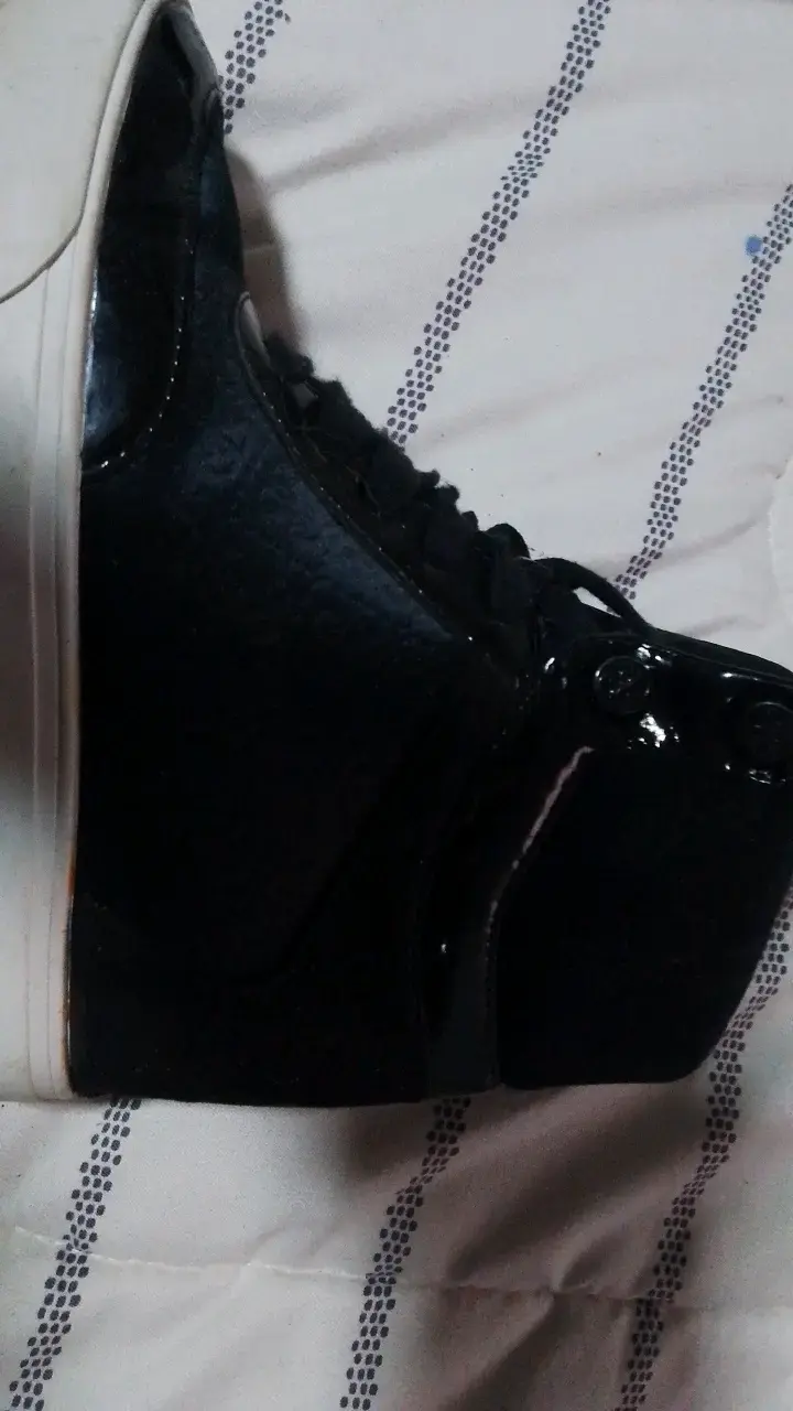Zapatillas negras Guess de cuero y gamuza - 2