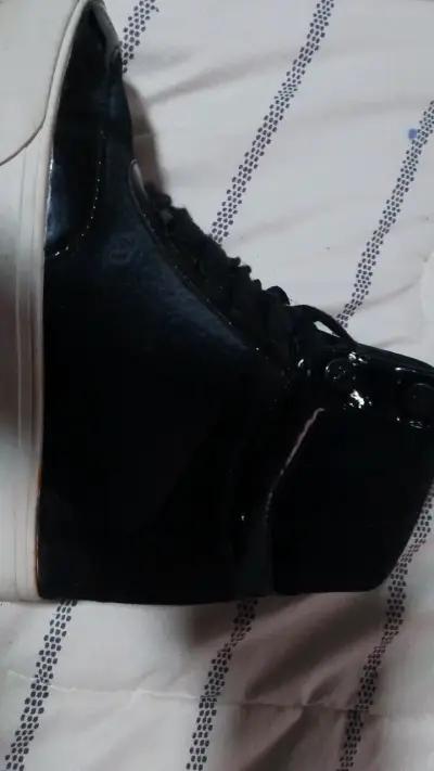 Zapatillas negras Guess de cuero y gamuza - miniatura 2