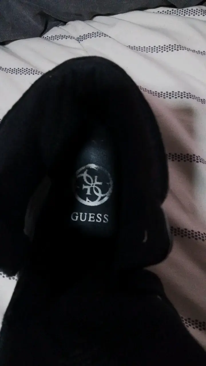 Zapatillas negras Guess de cuero y gamuza - 3