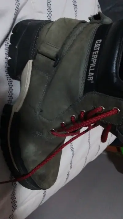 Botas Caterpillar de cuero verde con cordones rojos - miniatura 1