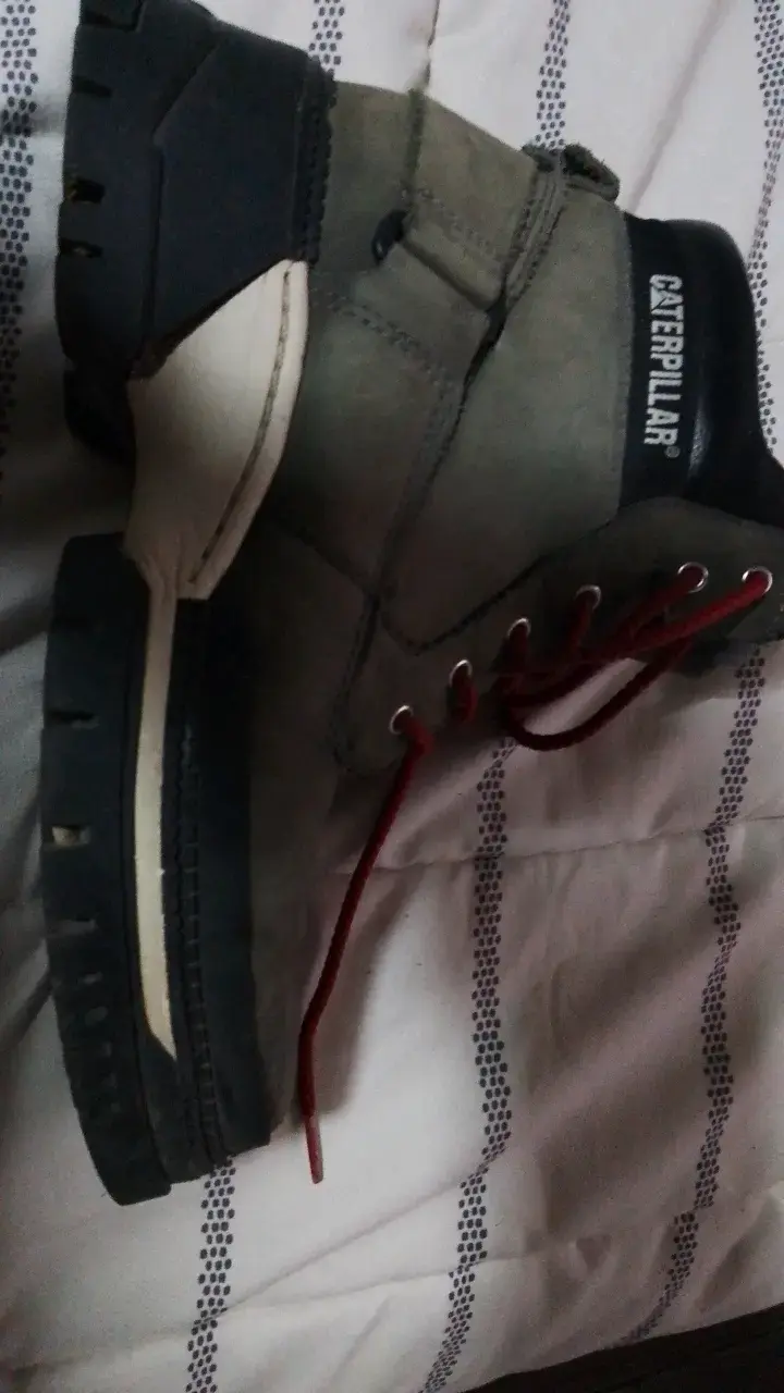 Botas Caterpillar de cuero verde con cordones rojos - 2