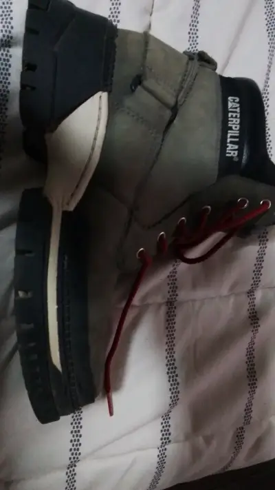 Botas Caterpillar de cuero verde con cordones rojos - miniatura 2