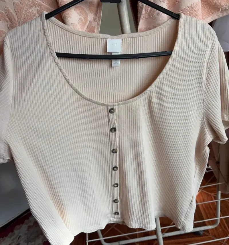 Polera beige de canalé con botones - 1