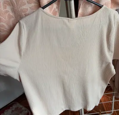 Polera beige de canalé con botones - miniatura 3