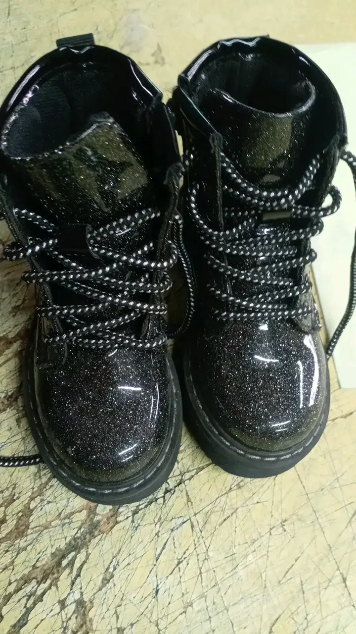 Botas negras brillantes para niñas