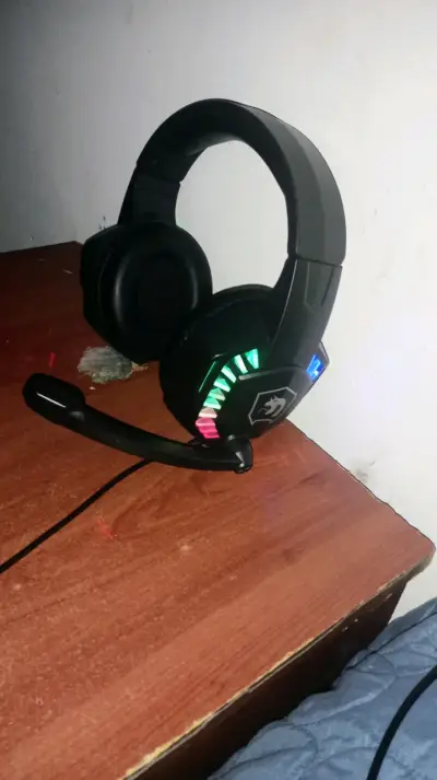 Audífonos gaming con luces LED y micrófono - miniatura 1