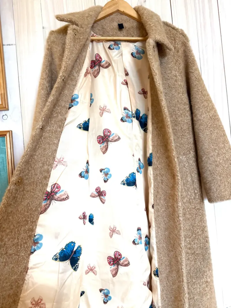 Hermoso Abrigo de lana beige c forro de mariposas - 1