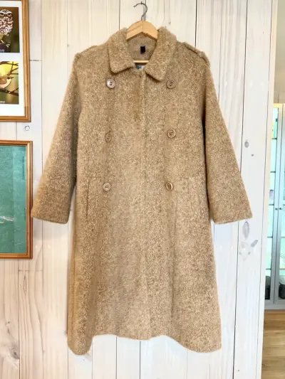 Hermoso Abrigo de lana beige c forro de mariposas - miniatura 2