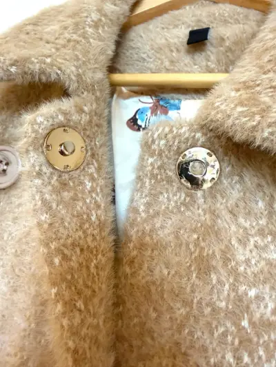 Hermoso Abrigo de lana beige c forro de mariposas - miniatura 4