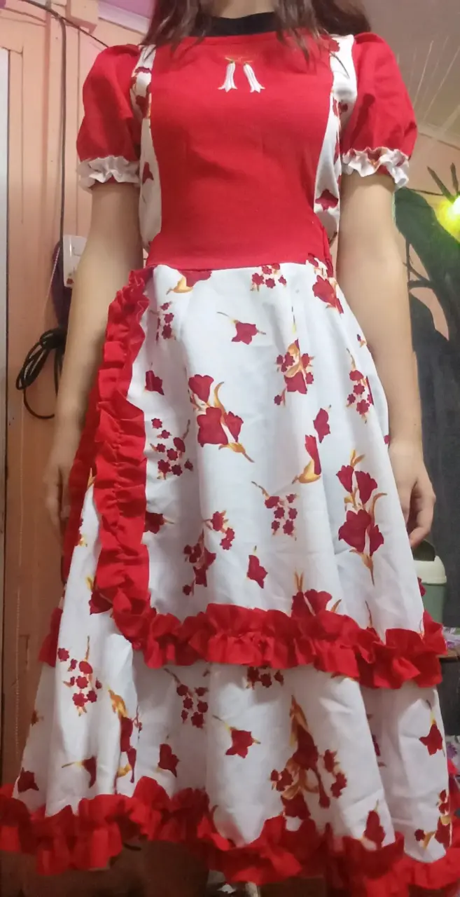 Vestido típico chileno rojo con flores - 1
