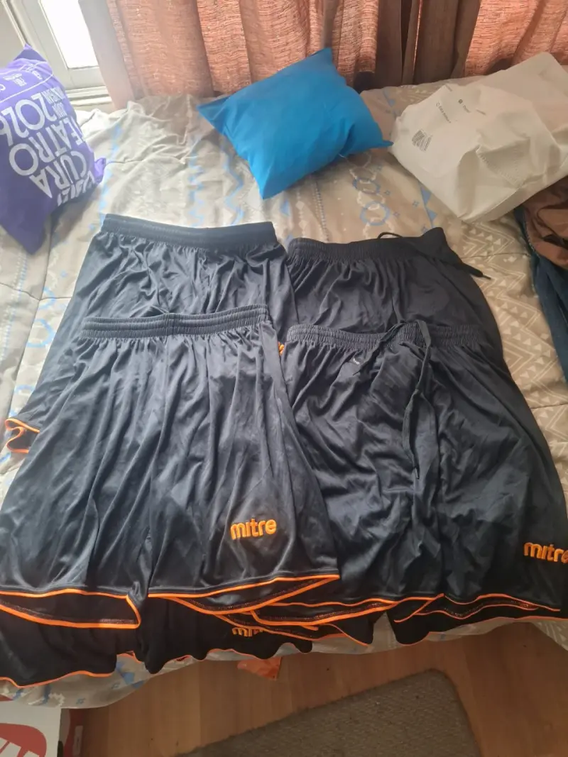 Shorts deportivos negros Mitre con detalles naranjas - 2