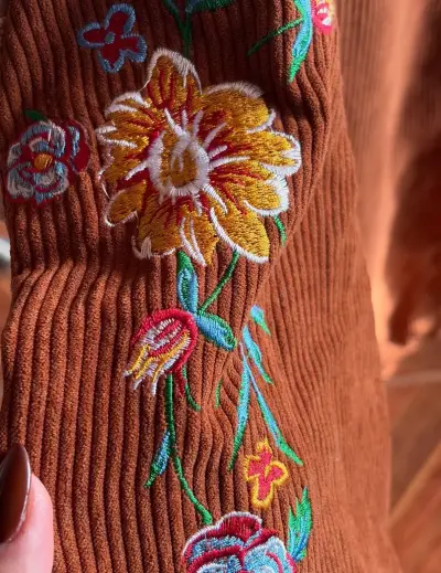 Camisa de Cotele marrón con bordado floral - miniatura 2
