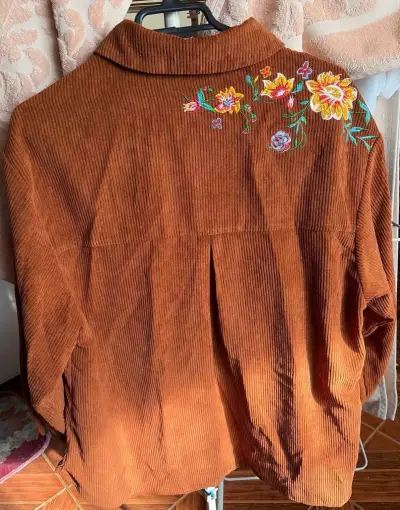 Camisa de Cotele marrón con bordado floral - miniatura 3