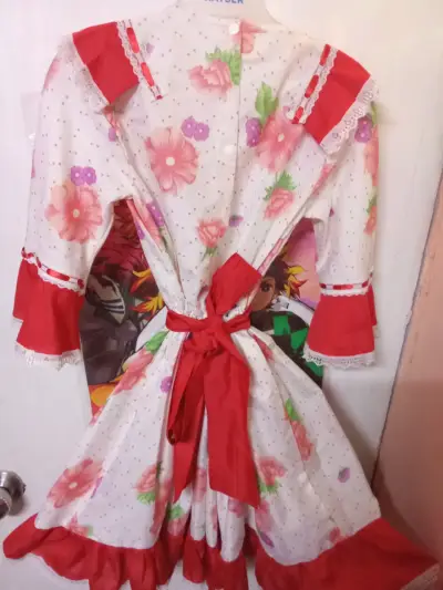 Vestido de niña rojo con volantes y flores - miniatura 3