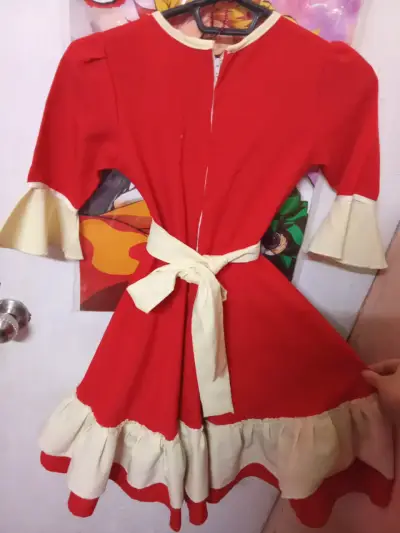 Vestido de niña rojo con volantes y flores - miniatura 4