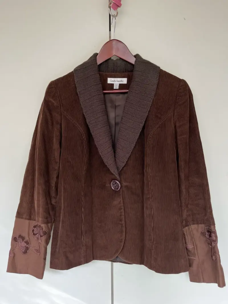Blazer de cottele marrón con bordado floral - 1