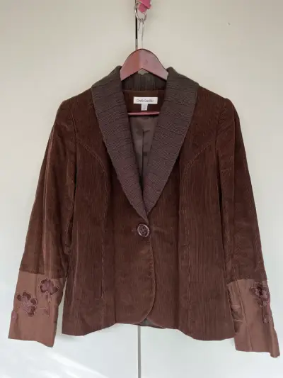 Blazer de cottele marrón con bordado floral - miniatura 1