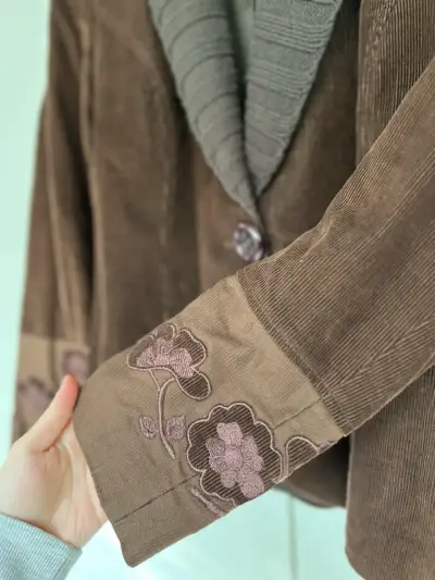 Blazer de cottele marrón con bordado floral - miniatura 2