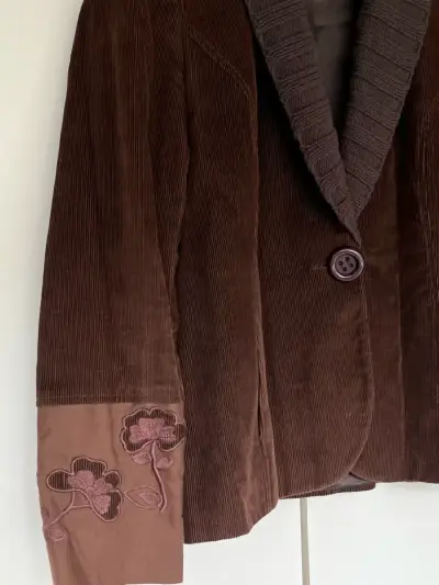 Blazer de cottele marrón con bordado floral - miniatura 4