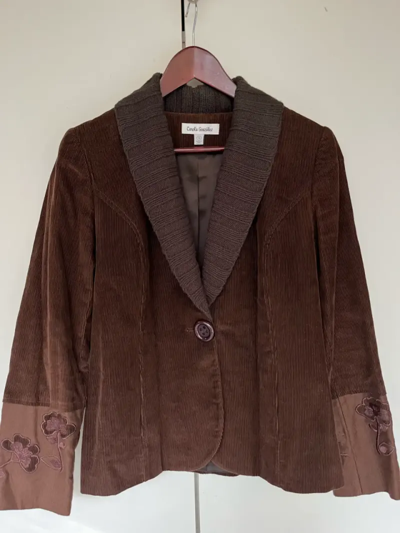 Blazer de cottele marrón con bordado floral - 5