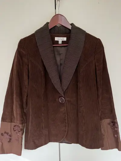 Blazer de cottele marrón con bordado floral - miniatura 5
