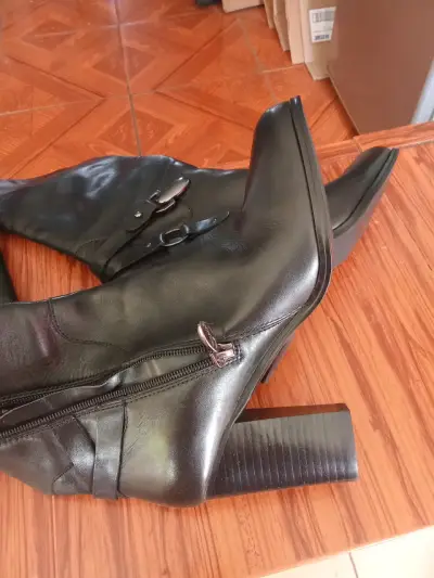 Botas negras de cuero con tacón alto - miniatura 1