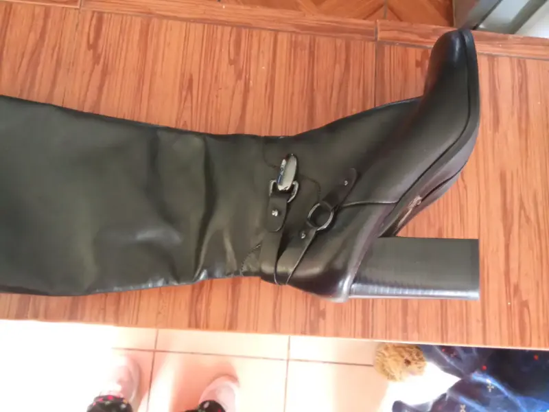 Botas negras de cuero con tacón alto - 2