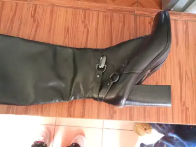 Botas negras de cuero con tacón alto - miniatura 2