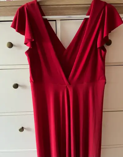 Vestido largo rojo con detalle dorado - miniatura 2