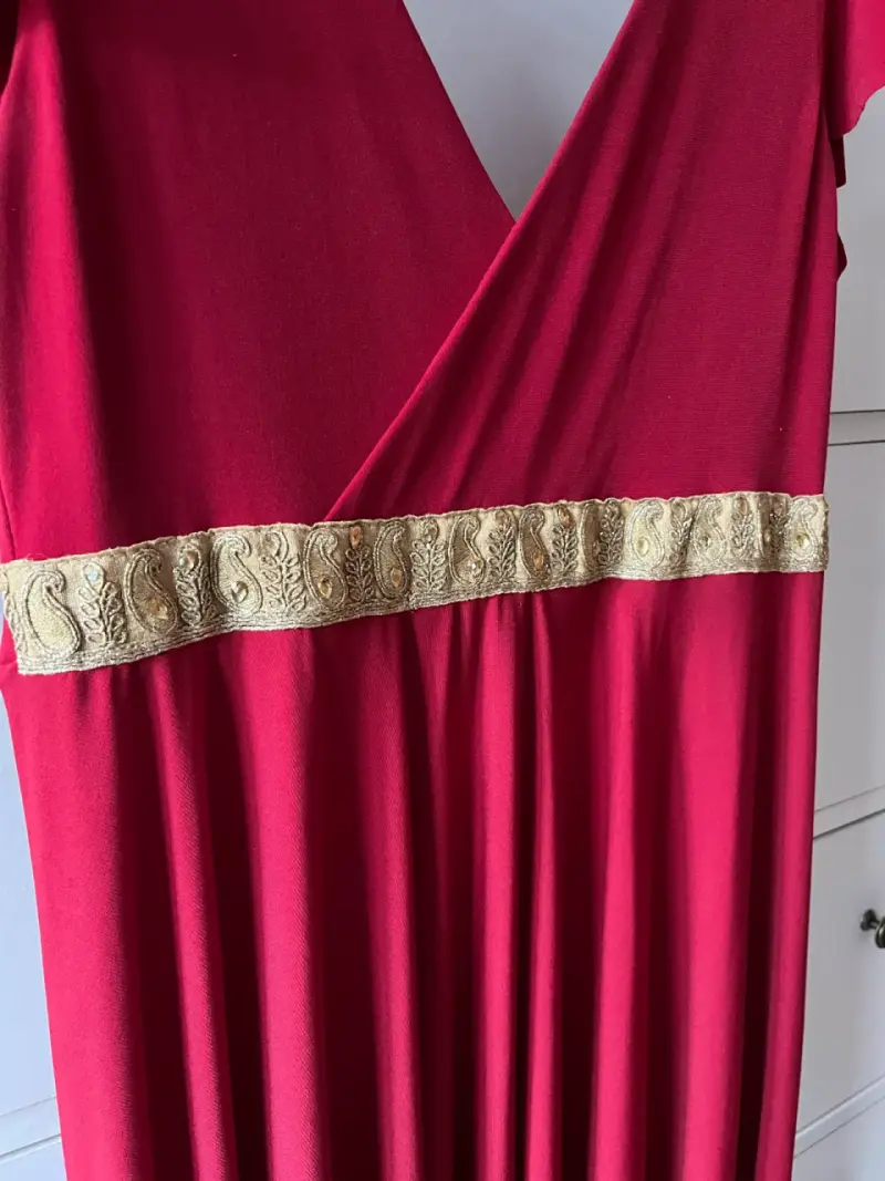 Vestido largo rojo con detalle dorado - 3