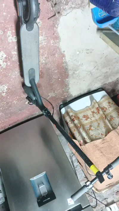 Scooter eléctrico Xiaomi plegable en buen estado - miniatura 1