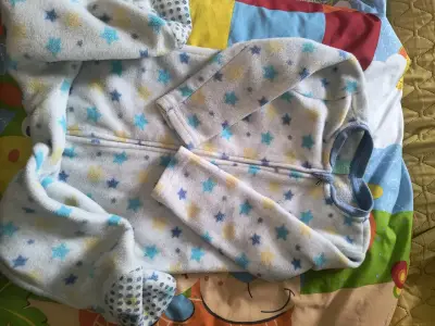Pijama enterito para bebé con estrellas - miniatura 1