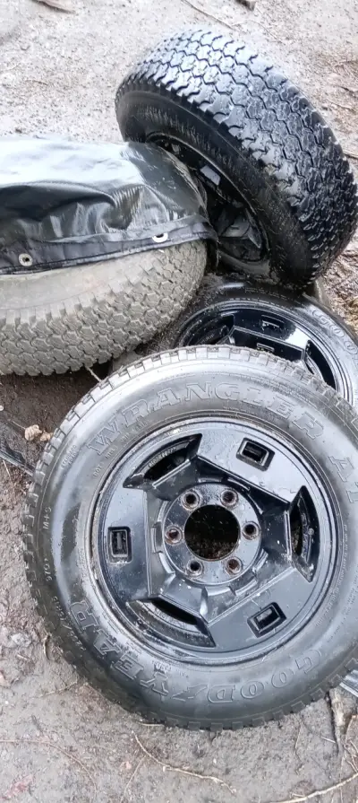 Juego de neumáticos Goodyear Wrangler usados - miniatura 1