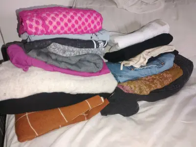 Lote de ropa variada para mujer en buen estado - miniatura 1