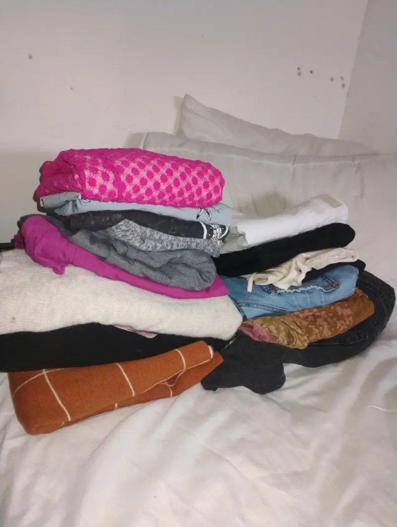 Lote de ropa variada para mujer en buen estado - 2