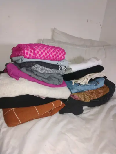 Lote de ropa variada para mujer en buen estado - miniatura 2