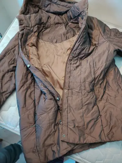 Chaqueta acolchada marrón con capucha desmontable - miniatura 1