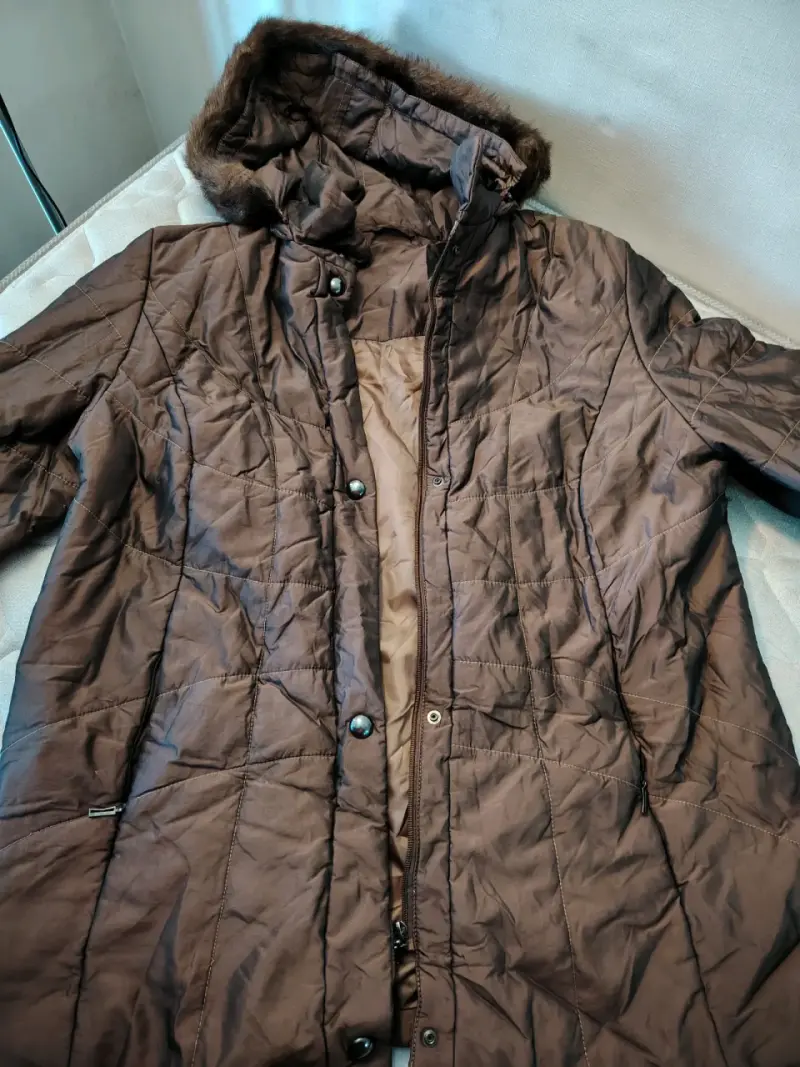 Chaqueta acolchada marrón con capucha desmontable - 3