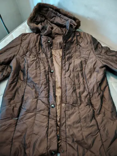Chaqueta acolchada marrón con capucha desmontable - miniatura 3